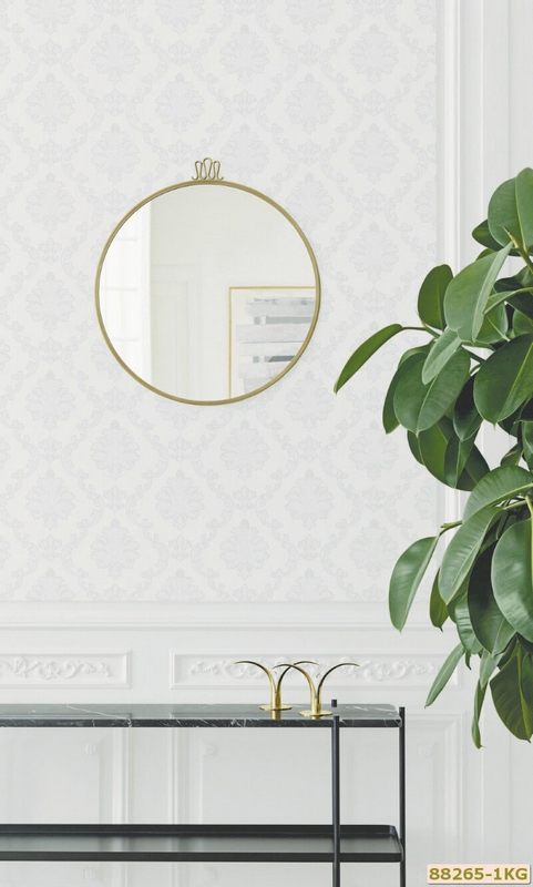 Trên nền giấy màu trắng luôn làm nổi bật lên những họa tiết hoa văn tạo điểm nhấn cho căn phòng
